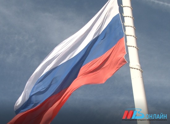 В Волгограде на 50-метровую высоту подняли флаг России